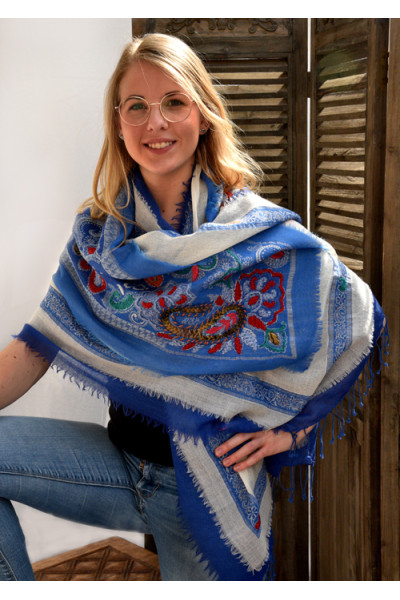 Wollen sjaal of stola, bohemian, blauw en offwhite, met franjes op alle laagjes rondom