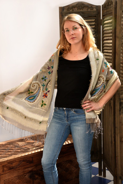 Wollen sjaal of stola in laagjes met franjes, bohemian, taupe en offwhite