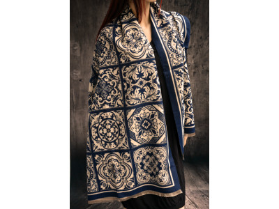 Warme sjaal met prachtig tegelmotief, blauw en offwhite