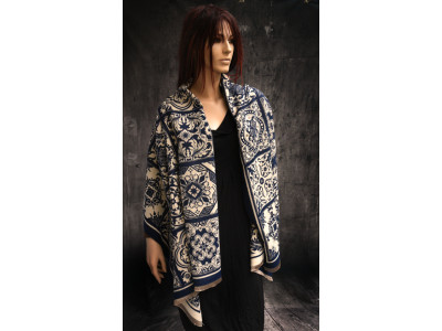 Warme sjaal met prachtig tegelmotief, blauw en offwhite