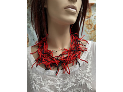 Rood zwarte zijden ketting,  handgeverfd en handgemaakt  