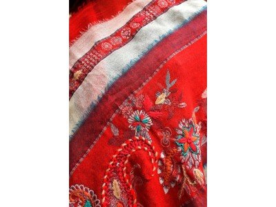 Wollen sjaal of stola, bohemian style, rood en wit