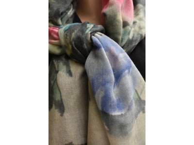 Wollen sjaal of stola, bloemen, roze, blauw, paars