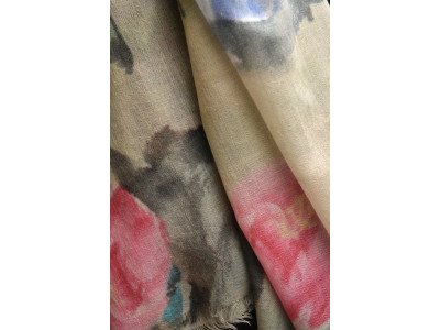 Wollen sjaal of stola, bloemen, roze, blauw, paars