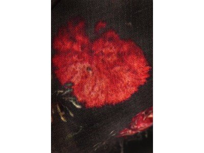 Hele grote wollen sjaal of stola, donkere Rembrandt sfeer, stilleven