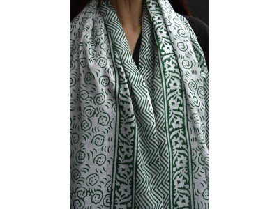 Katoenen sjaal of pareo met originele blockprint, wit en groen