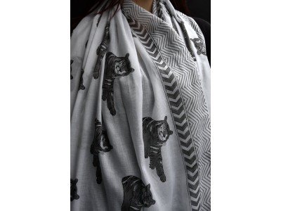 Katoenen sjaal of pareo met originele blockprint tijger, grijs en wit