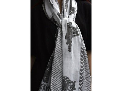 Katoenen sjaal of pareo met originele blockprint tijger, grijs en wit
