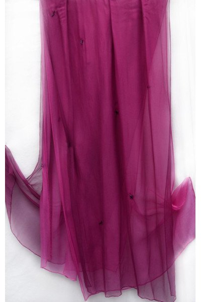 Donker en licht roze chiffon zijden sjaal ineen, met kraaltjes vastgemaakt