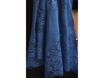 Linnen sjaaltje met kant, donker blauw