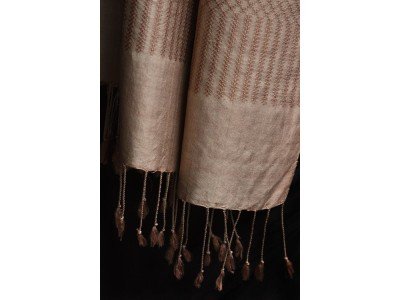 Taupe zijden sjaal of stola met franjes, jacquard motief, uniseks