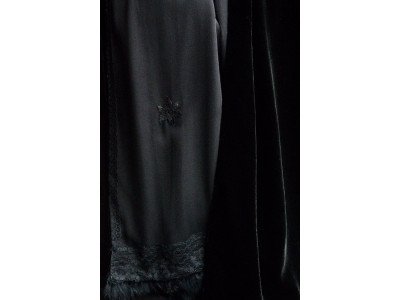 Zwarte zijde fluwelen sjaal gevoerd met zwarte chiffon zijde, bontfranjes