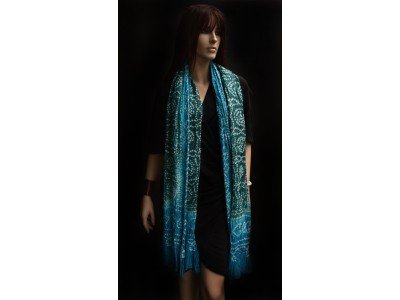 Tie en dye zijden sjaal of stola, groen, turquoise met witte stippen