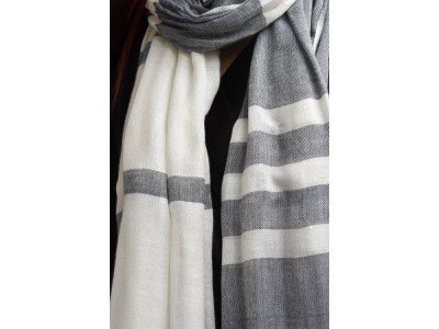 Grijs witte viscose sjaal met strepen