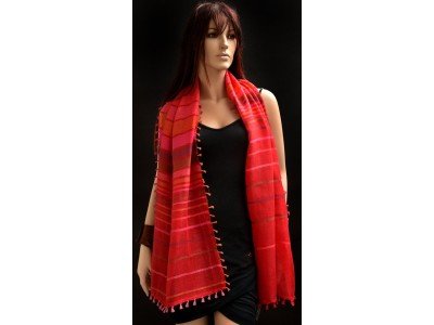 Sjaaltje in rood en andere kleurtjes in horizontale strepen