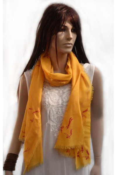 Wollen sjaaltje, smal, warm geel, met prehistorische figuurtjes