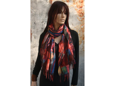Warme sjaal met voornamelijk rood en bruintinten