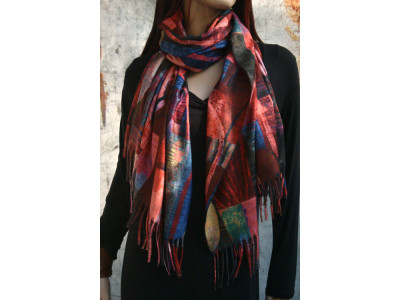 Warme sjaal met voornamelijk rood en bruintinten