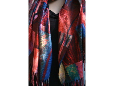 Warme sjaal met voornamelijk rood en bruintinten
