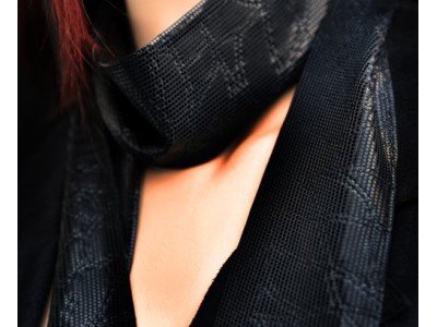 Heel lang smal zwart stropdas sjaaltje, glimmend 