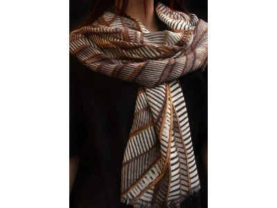 Wollen sjaal of stola, lijnenspel, bruin, cognac, beige, offwhite