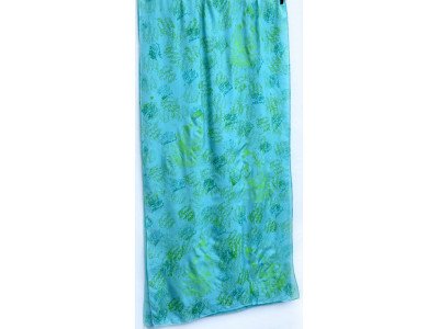 Lichtblauwe zijden sjaal, pongee, met zeefdruk