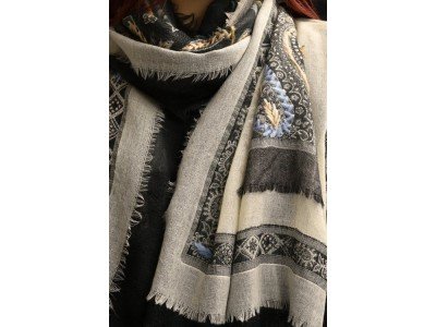 Wollen sjaal of stola, bohemian, grijs zwart offwhite, met kleurtjes geborduurd
