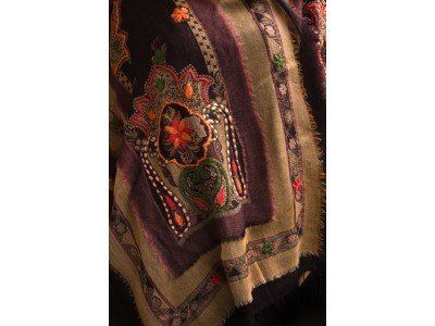Wollen sjaal of stola, bohemian, camel en aubergine, borduursel oranje, roze en groen