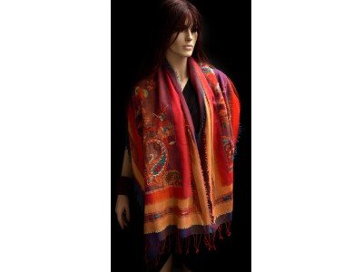 Wollen sjaal of stola, bohemian, oranje, rood en een beetje turquoise en violet, in laagjes met franjes rondom