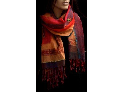 Wollen sjaal of stola, bohemian, oranje, rood en een beetje turquoise en violet, in laagjes met franjes rondom