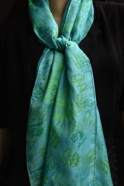 Lichtblauwe zijden sjaal, pongee, met zeefdruk