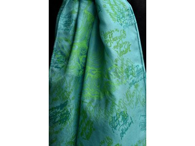 Lichtblauwe zijden sjaal, pongee, met zeefdruk