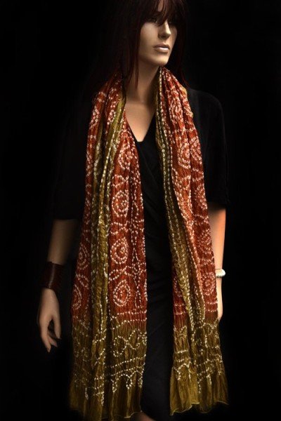 Zijden sjaal of stola, tie and dye, legergroen en roodbruin met witte stippen