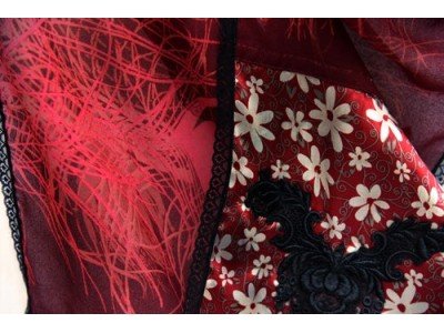 Patchwork vintage style sjaal met kant en franjes, rood, zwart en grijs