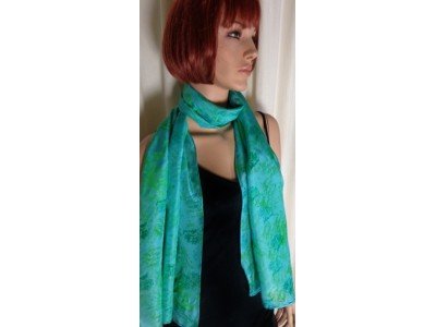 Lichtblauwe zijden sjaal, pongee, met zeefdruk